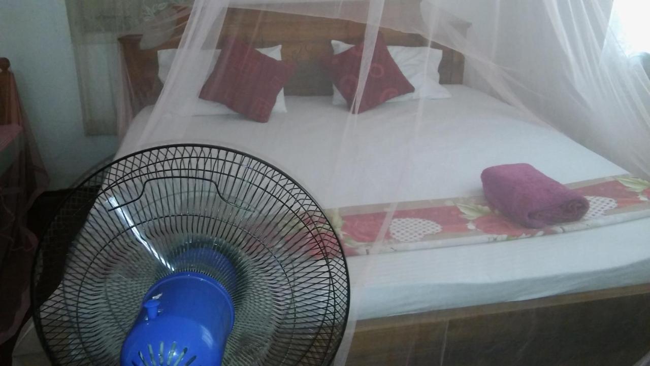 Thevindu Guest & Redmud Resturent Banduramulla Exteriör bild
