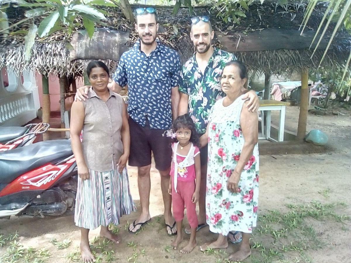 Thevindu Guest & Redmud Resturent Banduramulla Exteriör bild